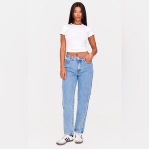 PRETTYLITTLETHING MID BLUE WASH HIGH WAIST MOM JEANS